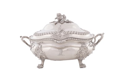 Lot 415 - JOHN HOULE, LONDON. A WILLIAM IV SILVER SOUP TUREEN AND COVER