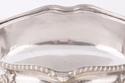 Lot 415 - JOHN HOULE, LONDON. A WILLIAM IV SILVER SOUP TUREEN AND COVER