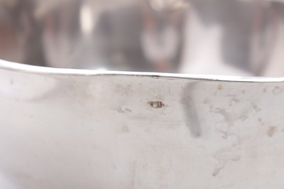 Lot 415 - JOHN HOULE, LONDON. A WILLIAM IV SILVER SOUP TUREEN AND COVER