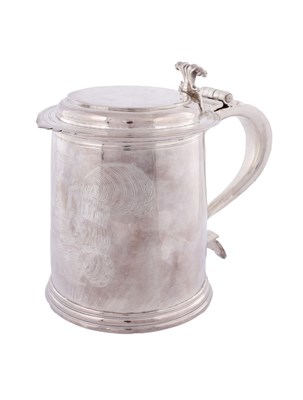 Lot 376 - WILLIAM AND MARY SILVER LIDDED TANKARD WITH ENGRAVED ARMORIAL