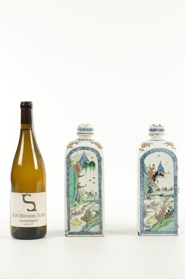 Lot 99 - A PAIR OF CHINESE KANGXI PERIOD FAMILLE VERTE PORCELAIN GIN FLASKS