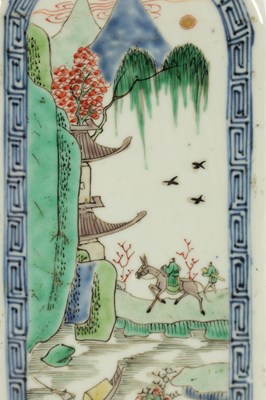 Lot 99 - A PAIR OF CHINESE KANGXI PERIOD FAMILLE VERTE PORCELAIN GIN FLASKS