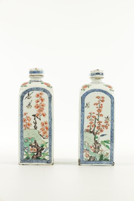 Lot 99 - A PAIR OF CHINESE KANGXI PERIOD FAMILLE VERTE PORCELAIN GIN FLASKS