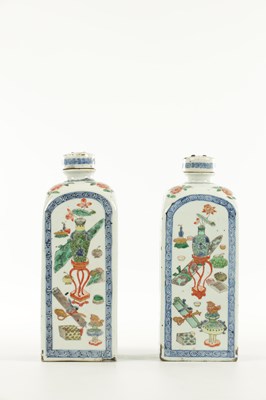 Lot 99 - A PAIR OF CHINESE KANGXI PERIOD FAMILLE VERTE PORCELAIN GIN FLASKS