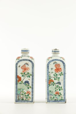 Lot 99 - A PAIR OF CHINESE KANGXI PERIOD FAMILLE VERTE PORCELAIN GIN FLASKS