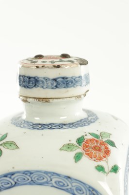 Lot 99 - A PAIR OF CHINESE KANGXI PERIOD FAMILLE VERTE PORCELAIN GIN FLASKS