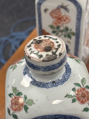 Lot 99 - A PAIR OF CHINESE KANGXI PERIOD FAMILLE VERTE PORCELAIN GIN FLASKS