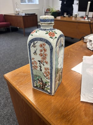 Lot 99 - A PAIR OF CHINESE KANGXI PERIOD FAMILLE VERTE PORCELAIN GIN FLASKS