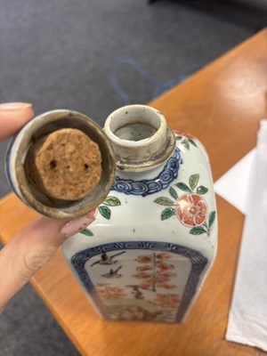 Lot 99 - A PAIR OF CHINESE KANGXI PERIOD FAMILLE VERTE PORCELAIN GIN FLASKS