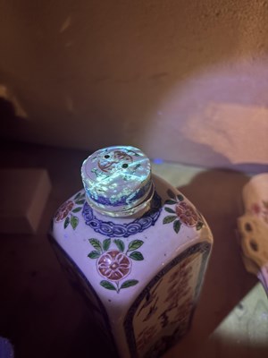 Lot 99 - A PAIR OF CHINESE KANGXI PERIOD FAMILLE VERTE PORCELAIN GIN FLASKS