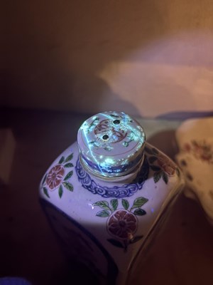 Lot 99 - A PAIR OF CHINESE KANGXI PERIOD FAMILLE VERTE PORCELAIN GIN FLASKS