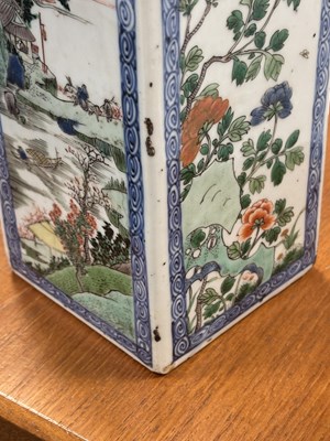 Lot 99 - A PAIR OF CHINESE KANGXI PERIOD FAMILLE VERTE PORCELAIN GIN FLASKS