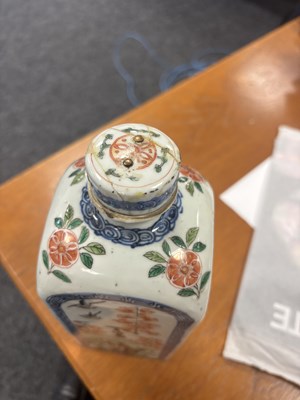 Lot 99 - A PAIR OF CHINESE KANGXI PERIOD FAMILLE VERTE PORCELAIN GIN FLASKS