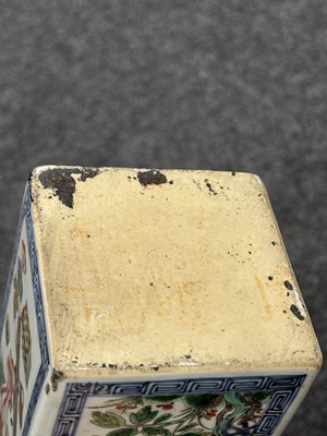 Lot 99 - A PAIR OF CHINESE KANGXI PERIOD FAMILLE VERTE PORCELAIN GIN FLASKS