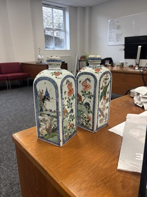 Lot 99 - A PAIR OF CHINESE KANGXI PERIOD FAMILLE VERTE PORCELAIN GIN FLASKS