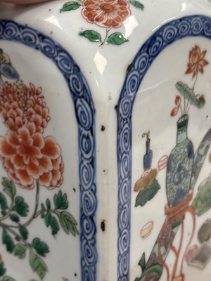 Lot 99 - A PAIR OF CHINESE KANGXI PERIOD FAMILLE VERTE PORCELAIN GIN FLASKS
