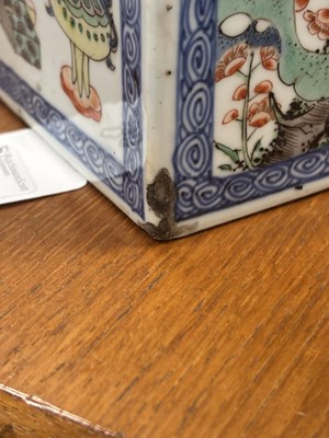 Lot 99 - A PAIR OF CHINESE KANGXI PERIOD FAMILLE VERTE PORCELAIN GIN FLASKS