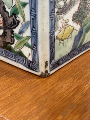 Lot 99 - A PAIR OF CHINESE KANGXI PERIOD FAMILLE VERTE PORCELAIN GIN FLASKS