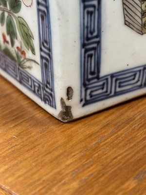 Lot 99 - A PAIR OF CHINESE KANGXI PERIOD FAMILLE VERTE PORCELAIN GIN FLASKS