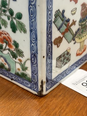 Lot 99 - A PAIR OF CHINESE KANGXI PERIOD FAMILLE VERTE PORCELAIN GIN FLASKS