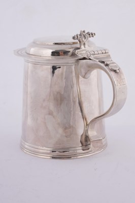 Lot 396 - A WILLIAM AND MARY SILVER LIDDED TANKARD