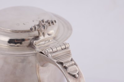 Lot 396 - A WILLIAM AND MARY SILVER LIDDED TANKARD