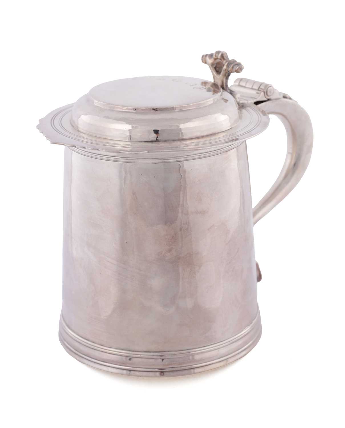Lot 396 - A WILLIAM AND MARY SILVER LIDDED TANKARD