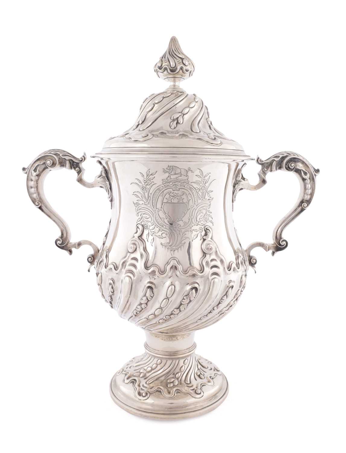 Lot 386 - DANIEL SMITH AND ROBERT SHARP, LONDON. A GEORGE III SILVER CUP AND COVER