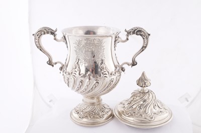 Lot 386 - DANIEL SMITH AND ROBERT SHARP, LONDON. A GEORGE III SILVER CUP AND COVER