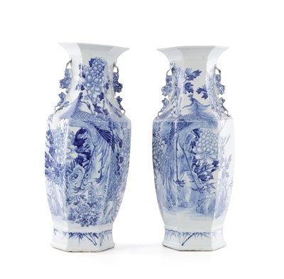 Lot 105 - A PAIR OF 19TH CENTURY QING DYNASTY CHINESE PORCELAIN BLUE AND WHITE VASES