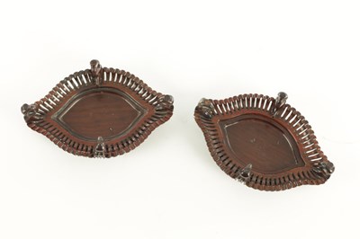 Lot A PAIR OF LATE QING DYNASTY CHINESE JADE DISHES ON STANDS