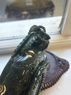 Lot 138 - A PAIR OF LATE QING DYNASTY CHINESE JADE DISHES ON STANDS