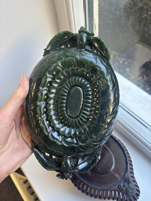 Lot 138 - A PAIR OF LATE QING DYNASTY CHINESE JADE DISHES ON STANDS