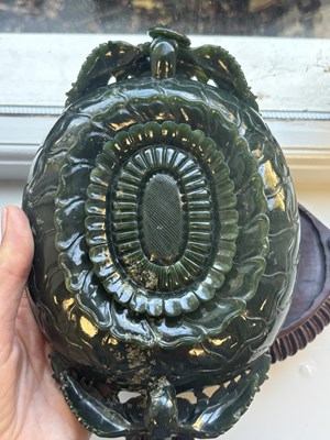 Lot 138 - A PAIR OF LATE QING DYNASTY CHINESE JADE DISHES ON STANDS