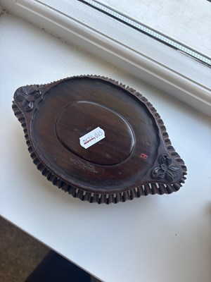 Lot 138 - A PAIR OF LATE QING DYNASTY CHINESE JADE DISHES ON STANDS