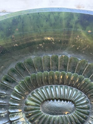 Lot 138 - A PAIR OF LATE QING DYNASTY CHINESE JADE DISHES ON STANDS