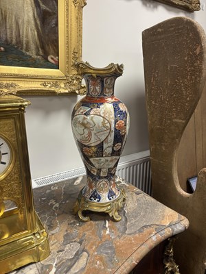 Lot 49 - A PAIR OF 17TH/18TH CENTURY JAPANESE IMARI VASES WITH ORMOLU MOUNTS