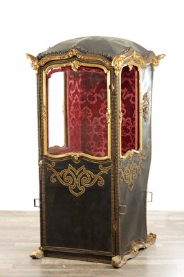 Lot 1316 - A GOOD EARLY 18TH CENTURY CARVED GILT WOOD AND LEATHER BOUND SUDAN CHAIR