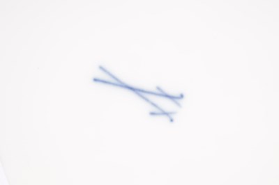 Lot 39 - A FINE PAIR OF 19TH CENTURY MEISSEN RETICULATED CABINET PLATES