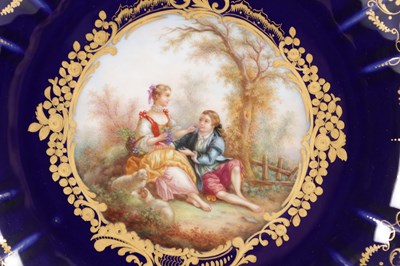 Lot 39 - A FINE PAIR OF 19TH CENTURY MEISSEN RETICULATED CABINET PLATES