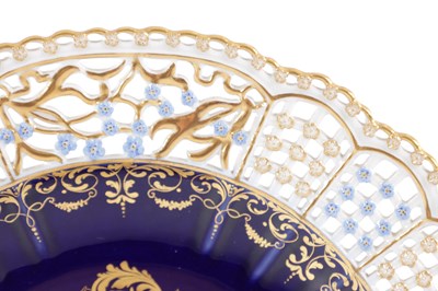 Lot 39 - A FINE PAIR OF 19TH CENTURY MEISSEN RETICULATED CABINET PLATES