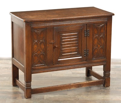 Lot 320 - A 20TH CENTURY TUDOR STYLE OAK LIVERY CUPBOARD