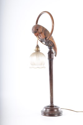 Lot 560 - AN UNUSUAL EARLY 20TH CENTURY NOVELTY PARROT CARVED WOOD TABLE LAMP