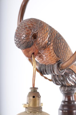 Lot 560 - AN UNUSUAL EARLY 20TH CENTURY NOVELTY PARROT CARVED WOOD TABLE LAMP