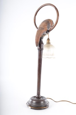 Lot 560 - AN UNUSUAL EARLY 20TH CENTURY NOVELTY PARROT CARVED WOOD TABLE LAMP