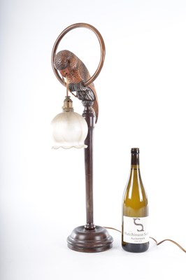 Lot 560 - AN UNUSUAL EARLY 20TH CENTURY NOVELTY PARROT CARVED WOOD TABLE LAMP