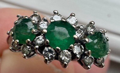 Lot 261 - A VICTORIAN 18CT WHITE GOLD THREE-STONE EMERALD AND DIAMOND CLUSTER RING