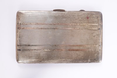Lot 402 - AN EARLY 20TH CENTURY SILVER CIGAR CASE
