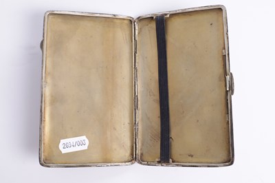Lot 402 - AN EARLY 20TH CENTURY SILVER CIGAR CASE