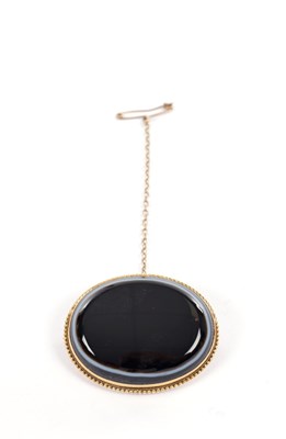 Lot 258 - AN EARLY 20TH CENTURY 18CT GOLD AND AGATE PIN BROOCH